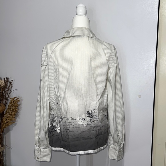 WOMEN’S PRINTED BUTTON DOWN SHIRT - Picture 8 of 10